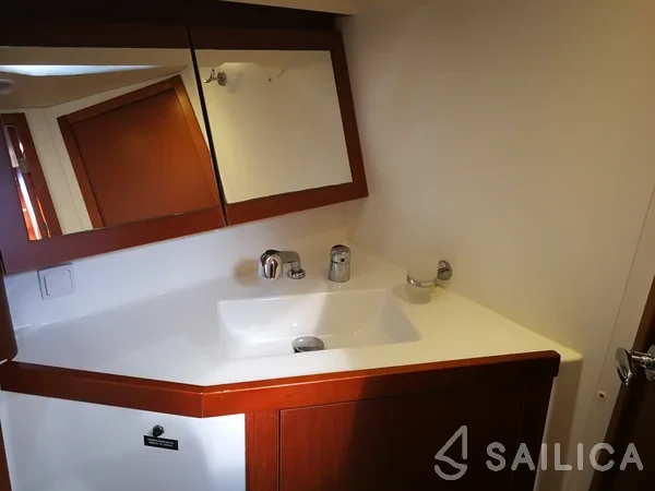Oceanis 45 - Yacht Charter Sailica