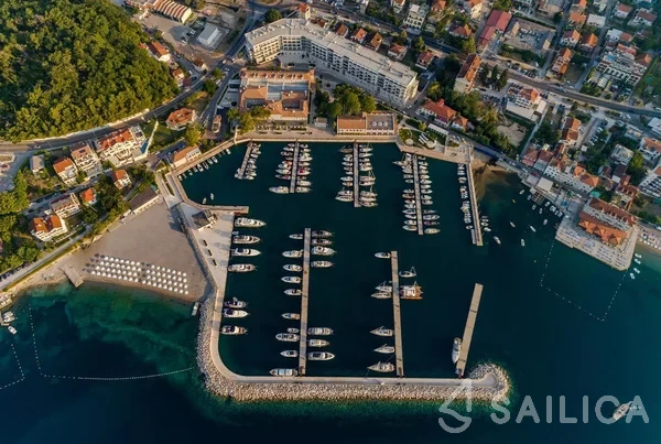 Oceanis 45 - Yacht Charter Sailica