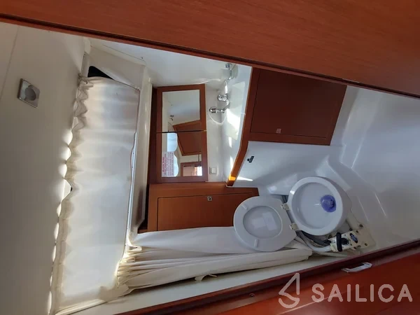 Oceanis 45 - Yacht Charter Sailica