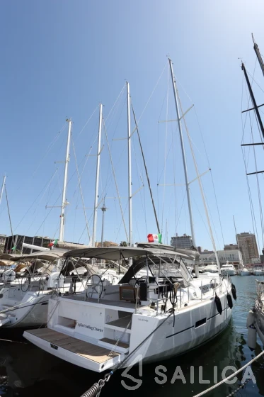 Dufour 520 GL - Yacht Charter Sailica