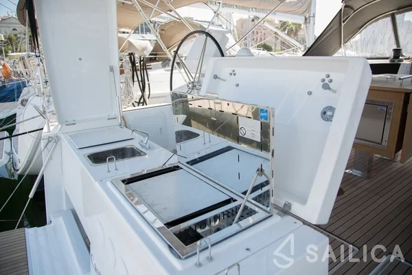 Dufour 520 GL - Yacht Charter Sailica