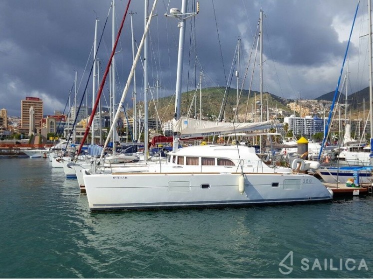 Lagoon 380 - Yacht Charter Sailica