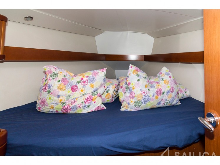 Oceanis 37 - Yacht Charter Sailica