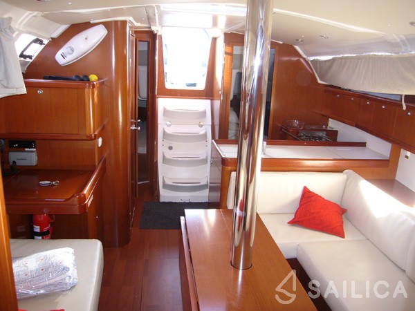 Oceanis 37 - Yacht Charter Sailica