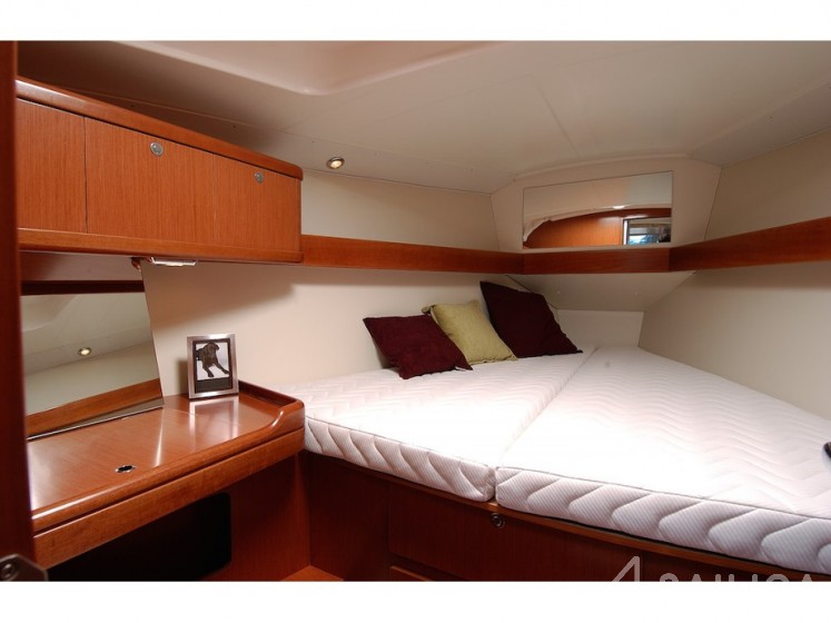 Oceanis 37 - Yacht Charter Sailica