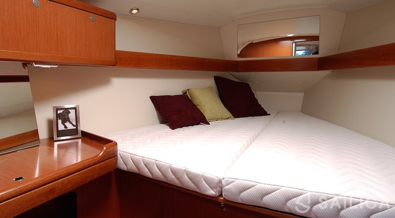 Oceanis 37 - Yacht Charter Sailica