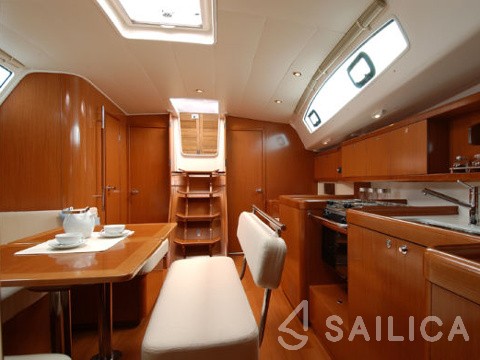 Oceanis 43 - Yacht Charter Sailica