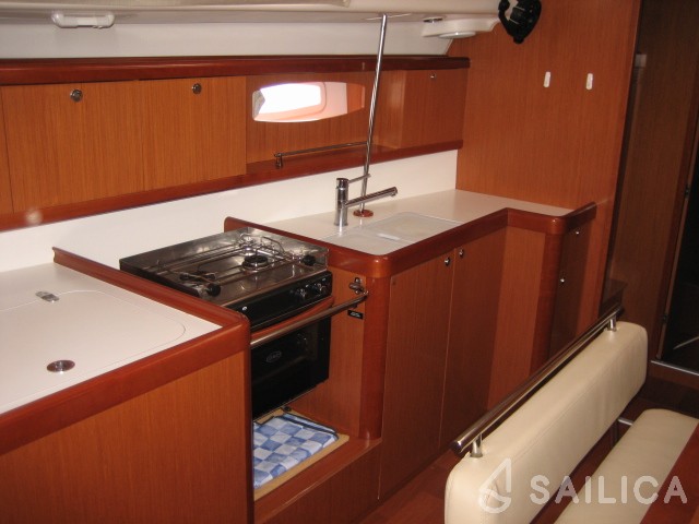 Oceanis 43 - Yacht Charter Sailica