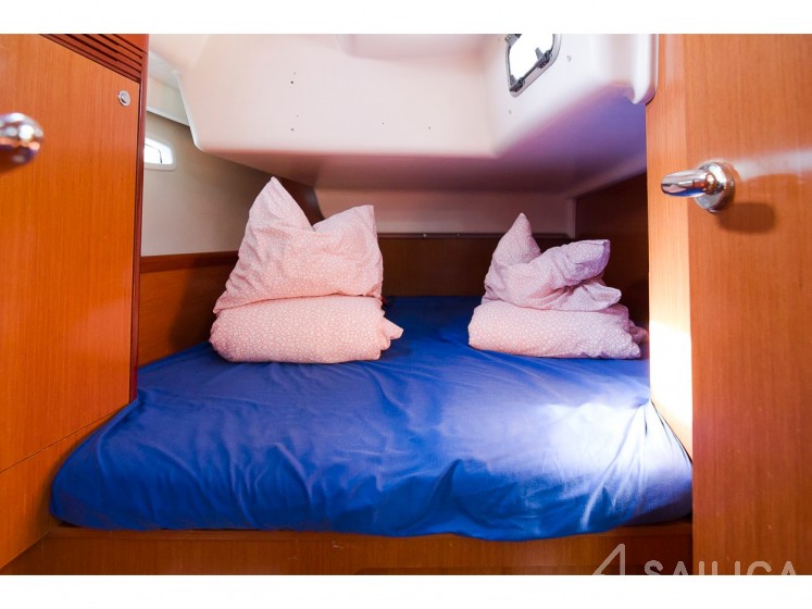 Oceanis 43 - Yacht Charter Sailica