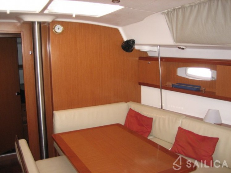 Oceanis 43 - Yacht Charter Sailica