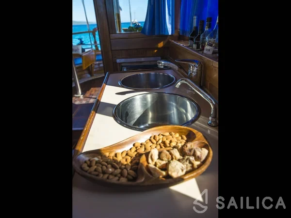 Classic Adria Yacht Luka - Yacht Charter Sailica