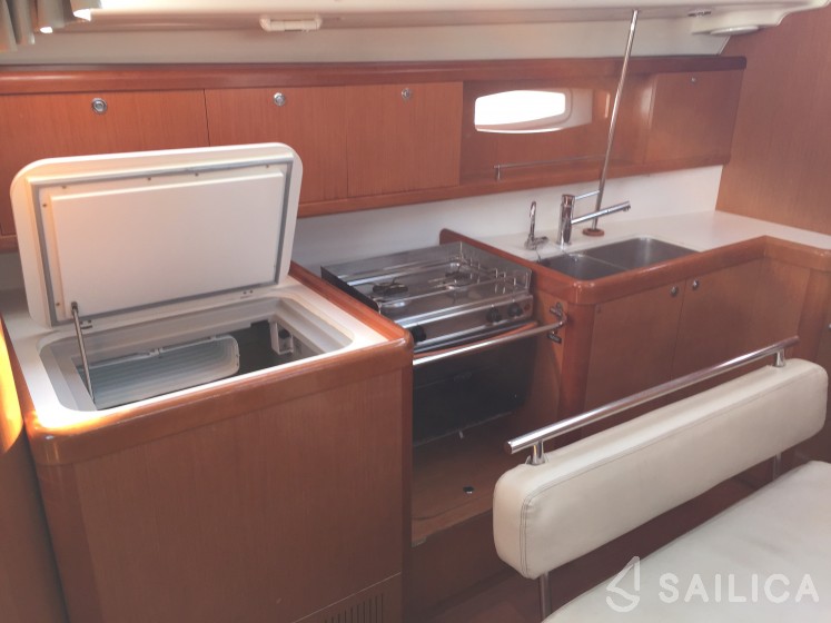 Oceanis 43 - Yacht Charter Sailica