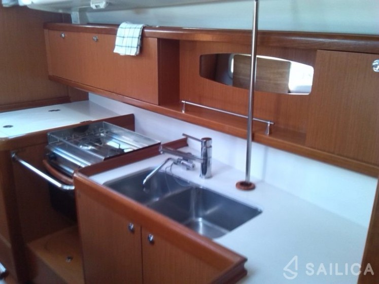 Oceanis 43 - Yacht Charter Sailica