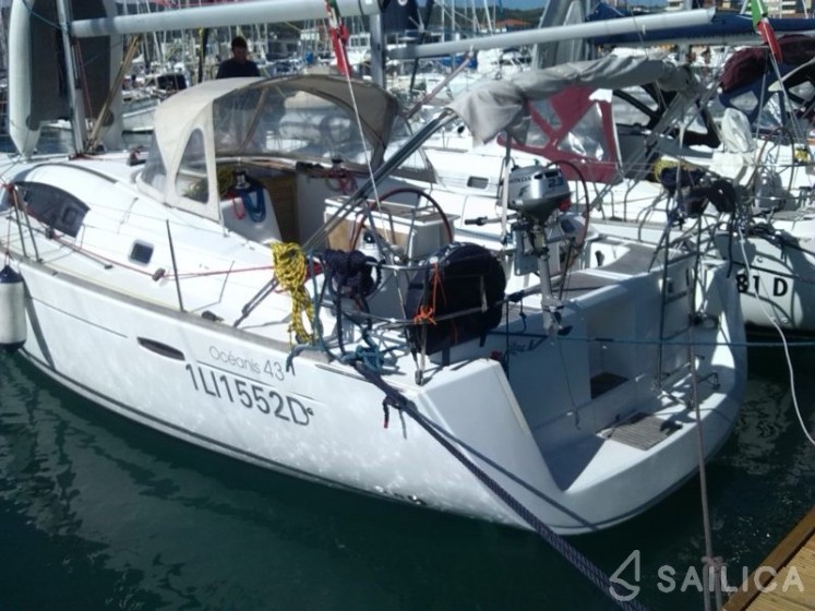 Oceanis 43 - Yacht Charter Sailica