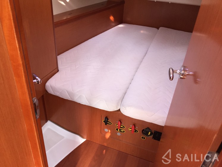 Oceanis 43 - Yacht Charter Sailica