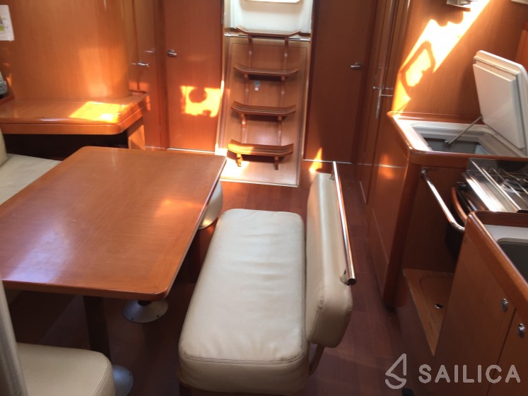 Oceanis 43 - Yacht Charter Sailica