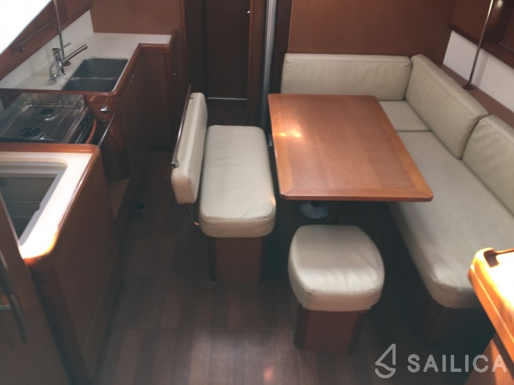 Oceanis 43 - Yacht Charter Sailica