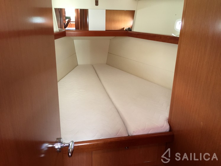 Oceanis 43 - Yacht Charter Sailica