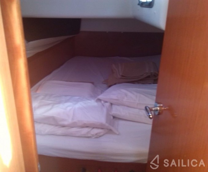 Oceanis 43 - Yacht Charter Sailica