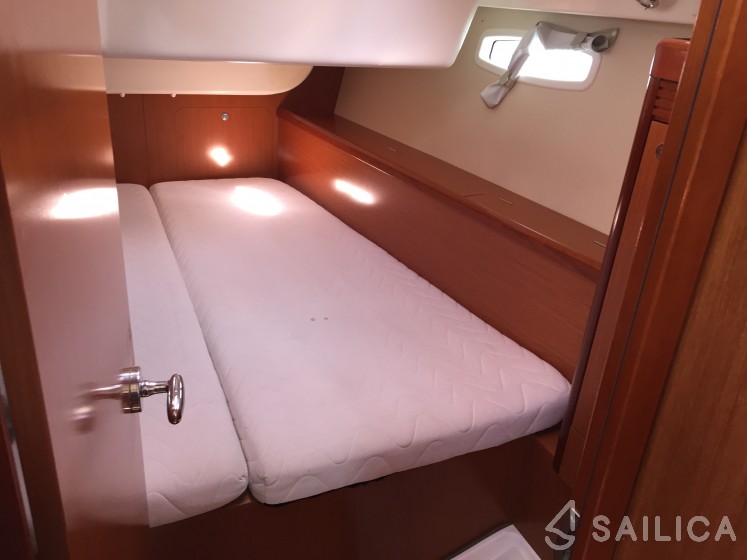 Oceanis 43 - Yacht Charter Sailica