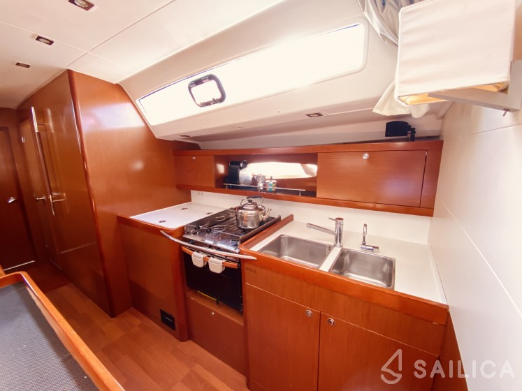 Oceanis 50 - Yacht Charter Sailica