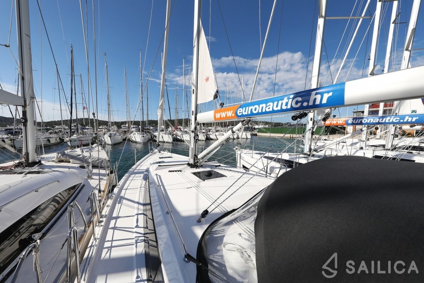 Bavaria C42 - Yacht Charter Sailica