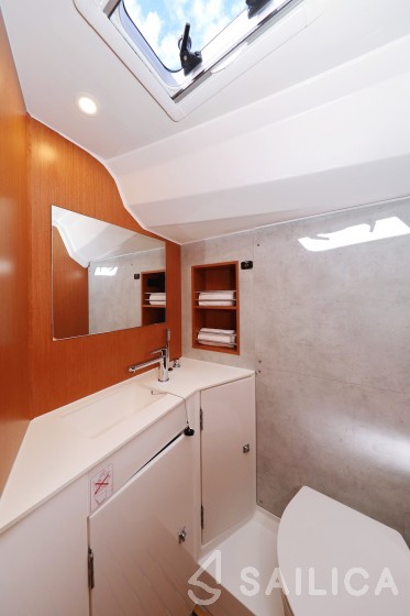 Bavaria C42 - Yacht Charter Sailica
