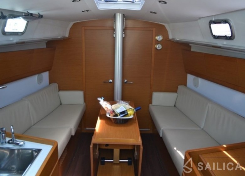 First 35 - Yacht Charter Sailica
