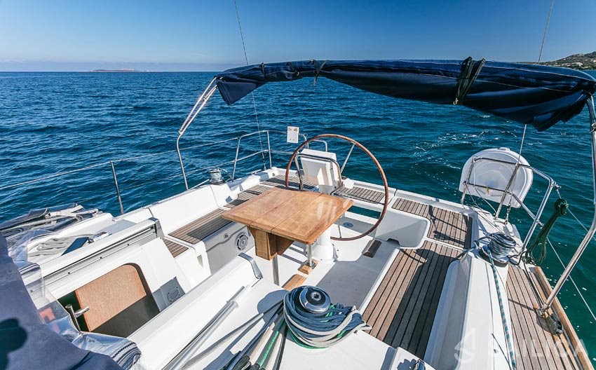 Oceanis 373 - Yacht Charter Sailica