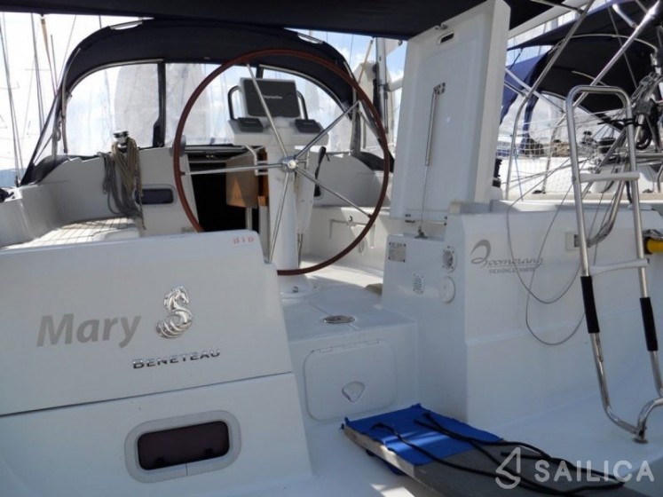 Oceanis 373 - Yacht Charter Sailica