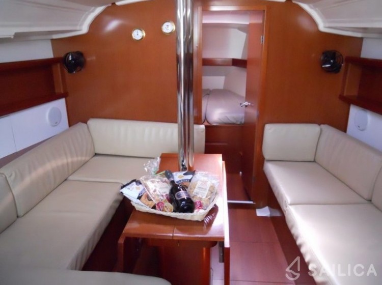 Oceanis 373 - Yacht Charter Sailica