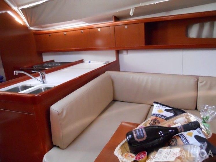 Oceanis 373 - Yacht Charter Sailica