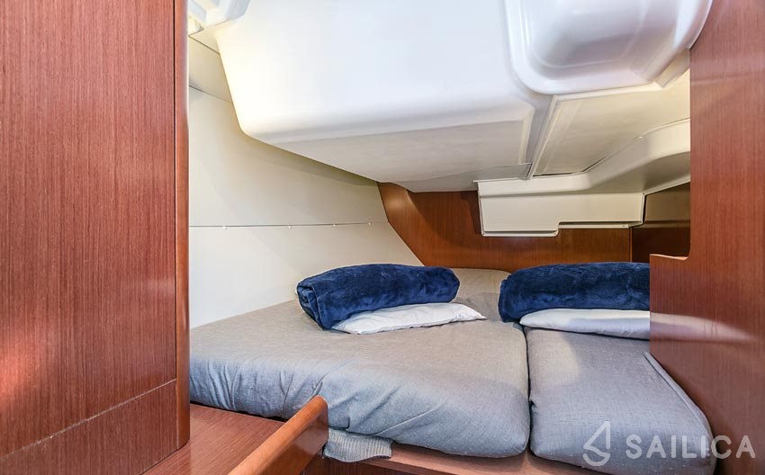 Oceanis 373 - Yacht Charter Sailica