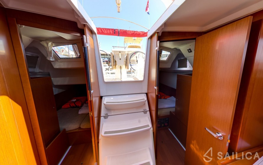 Oceanis 35.1 - Yacht Charter Sailica