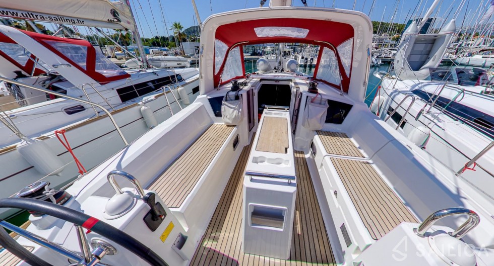 Oceanis 35.1 - Yacht Charter Sailica