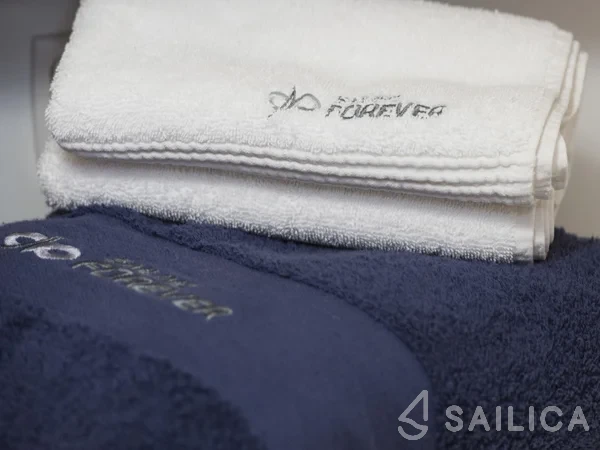 Oceanis 45 - Yacht Charter Sailica
