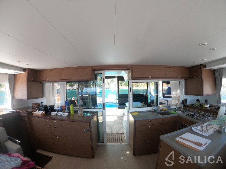Lagoon 450  Flybridge - Yacht Charter Sailica