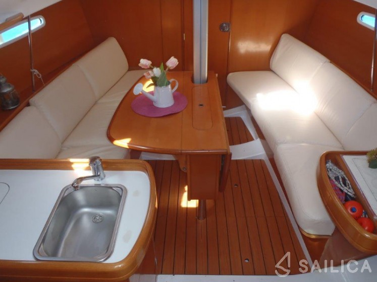 First 31.7 - Yacht Charter Sailica