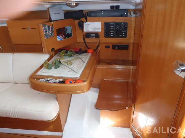 First 31.7 - Yacht Charter Sailica