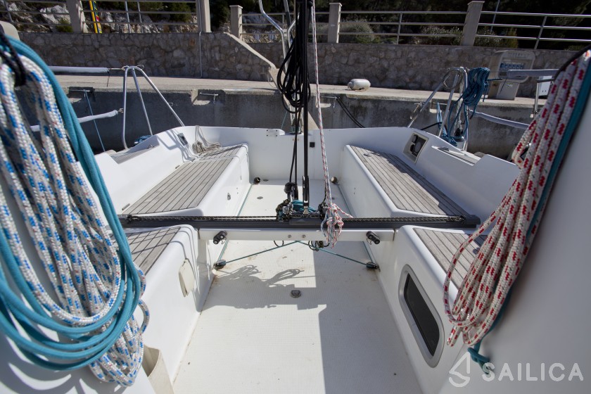 First 31.7 - Yacht Charter Sailica