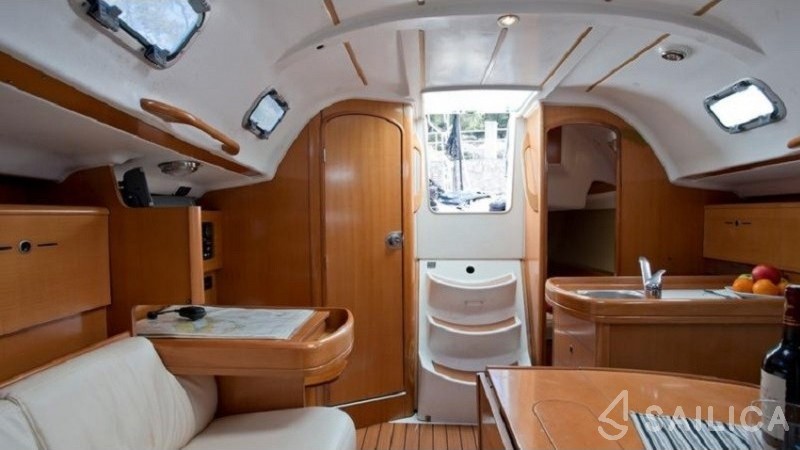 First 31.7 - Yacht Charter Sailica