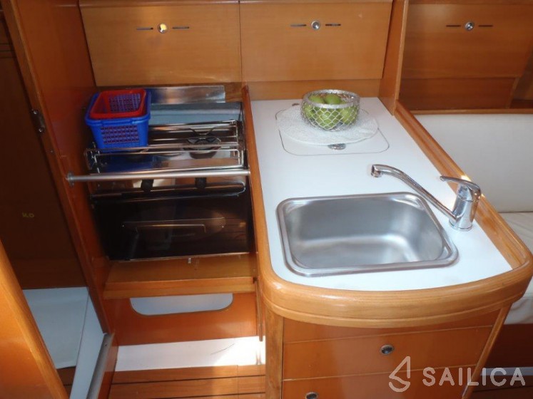 First 31.7 - Yacht Charter Sailica