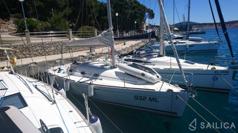 First 31.7 - Yacht Charter Sailica