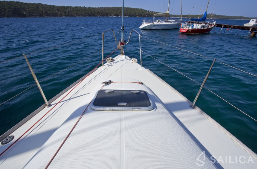 First 31.7 - Yacht Charter Sailica
