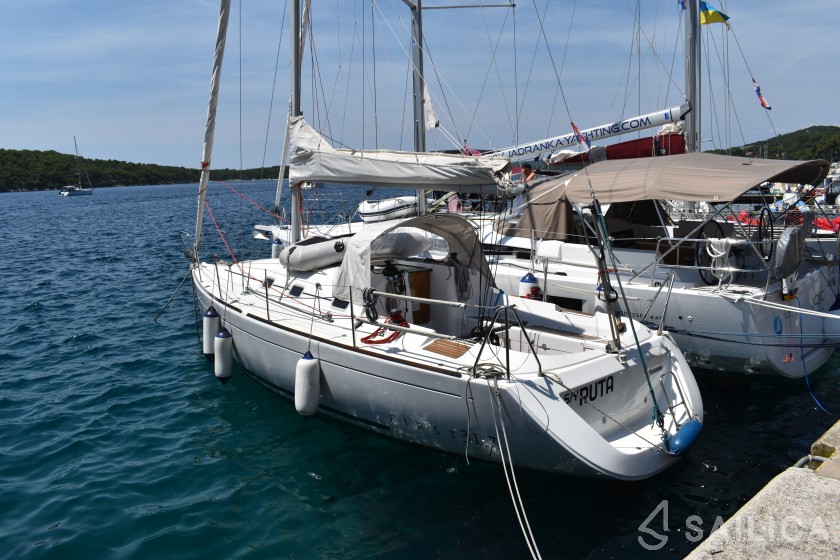 First 31.7 - Yacht Charter Sailica