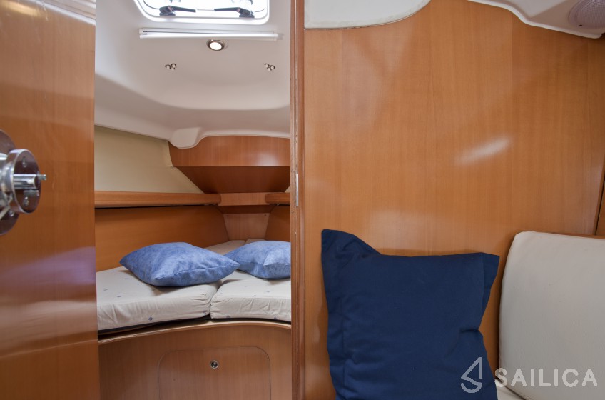 First 31.7 - Yacht Charter Sailica