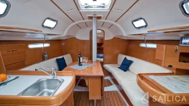 First 31.7 - Yacht Charter Sailica