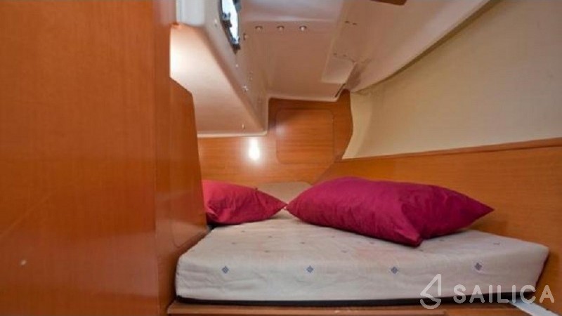 First 31.7 - Yacht Charter Sailica