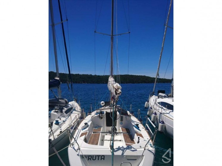 First 31.7 - Yacht Charter Sailica