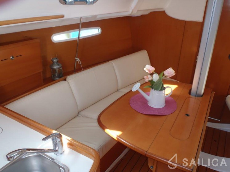 First 31.7 - Yacht Charter Sailica